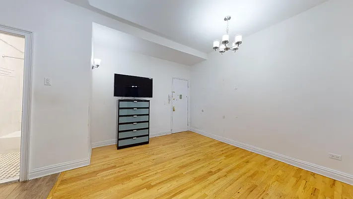 Rented by Bond New York | media 39