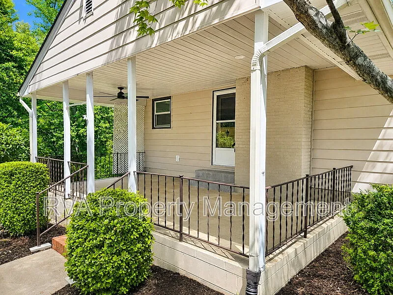 4 bed, 2.0 bath, 2600 sqft, $2,750 — Photo 2