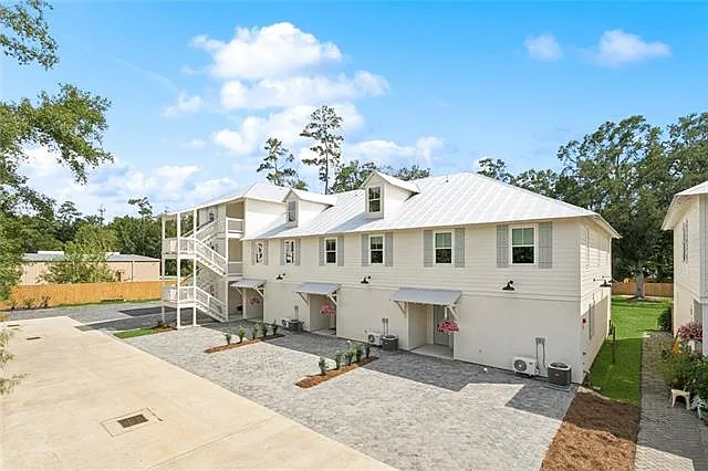 3 bed, 2.5 bath, 1800 sqft, $2,700 — Photo 1