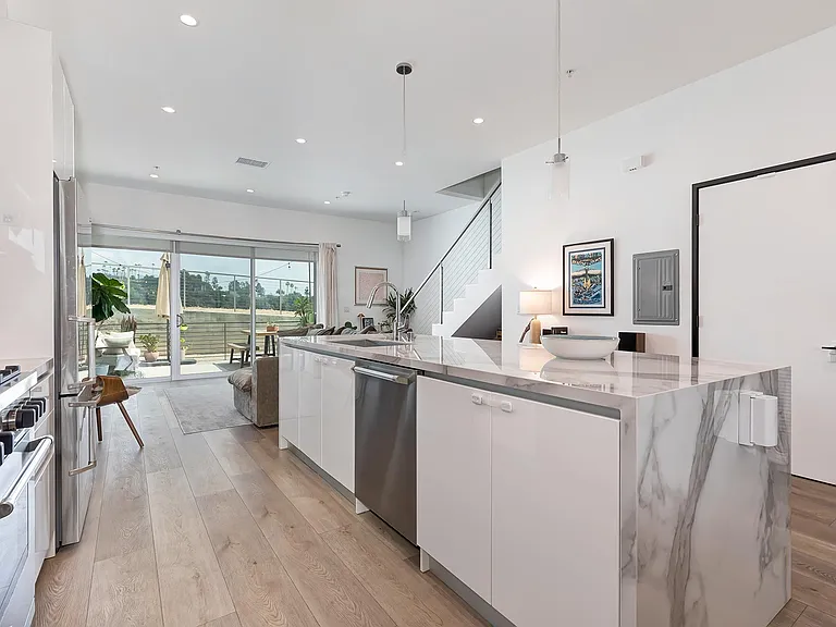 957 Figueroa Ter #313 — Photo 12