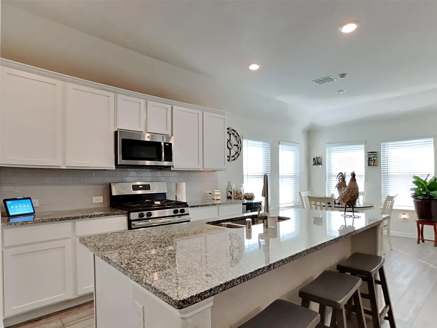 4 bed, 1986 sqft, $3,250 — Photo 3