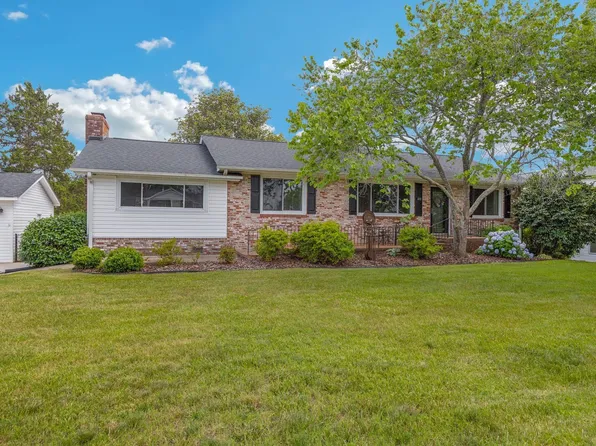 202 Grandview Cir, Travelers Rest, SC 29690