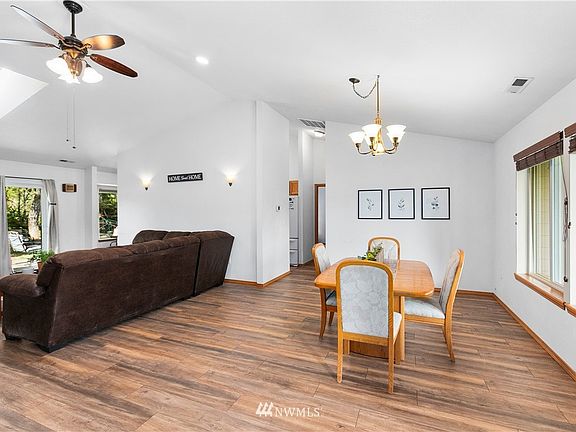 5th image of 131 Skylark Court E
