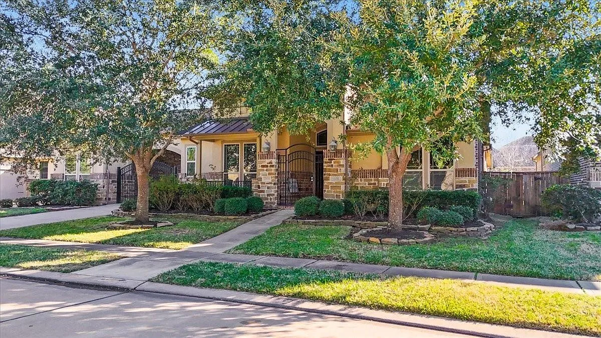 4 bed, 4.5 bath, 4772 sqft, $4,500 — Photo 2