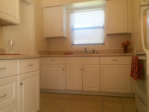 4th image of 611 NW 184th Ter