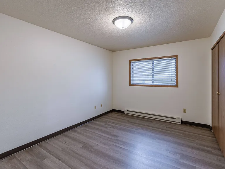 Fargo, ND Prairiewood Courts Apartments | Bedroom