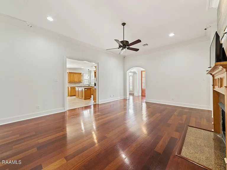 100 Shumard Dr — Photo 12