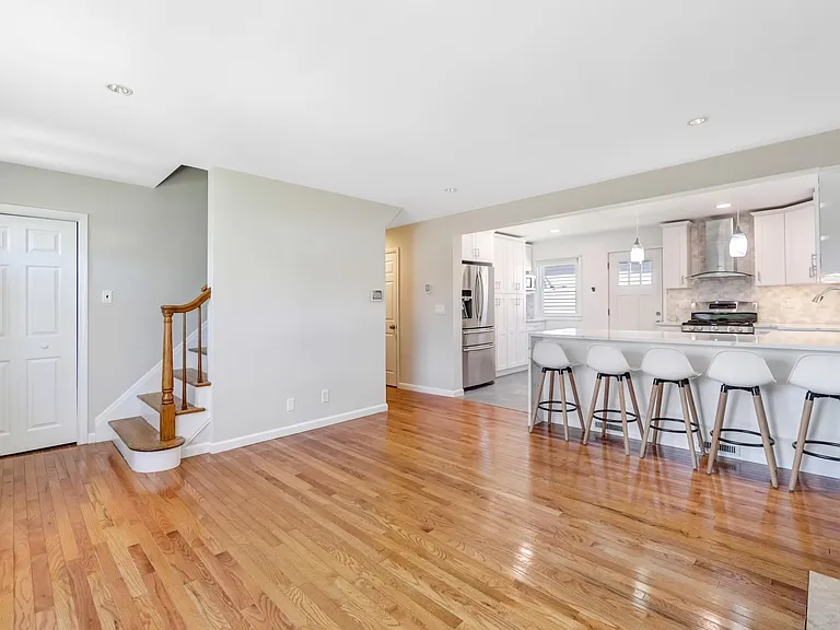 262 James St — Photo 6