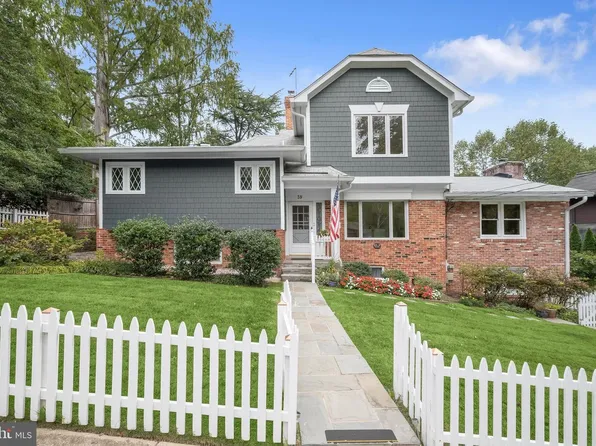 39 Wellesley Cir, Glen Echo, MD 20812