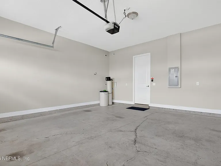 527 Marquesa Cir — Photo 36