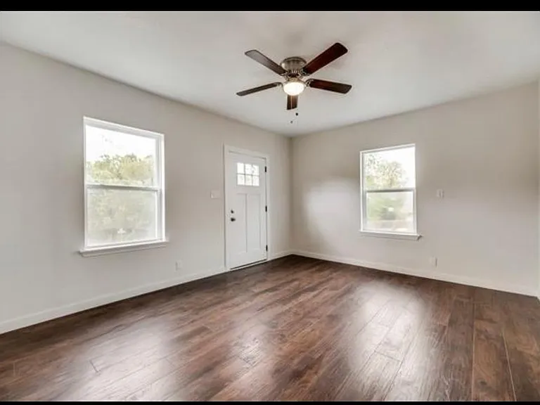 924 W Pecan St — Photo 9
