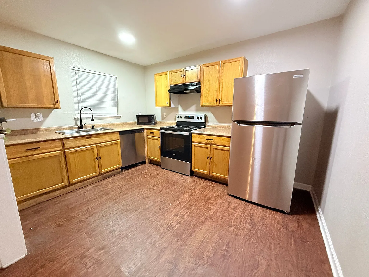2 bed, 700 sqft, $1,350 — Photo 2