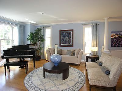 Lg Living Room w/crown molding, HWFs,& columns  