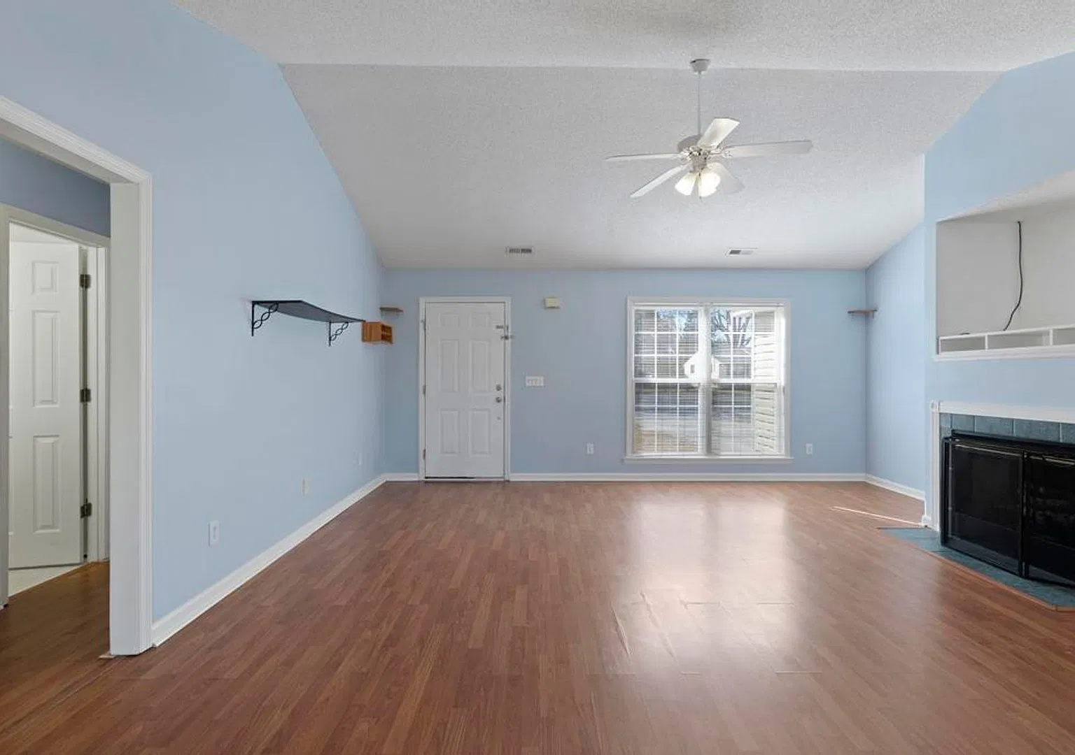 City Living with Space to Relax 3BR/2BA — Photo 3