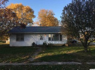 411 Ravenscroft Ave, Versailles, IL 62378