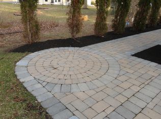 5 Twin Oaks Dr, Edison, NJ 08820