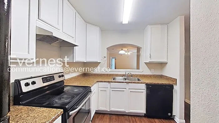 1011 Iola Dr — Photo 3