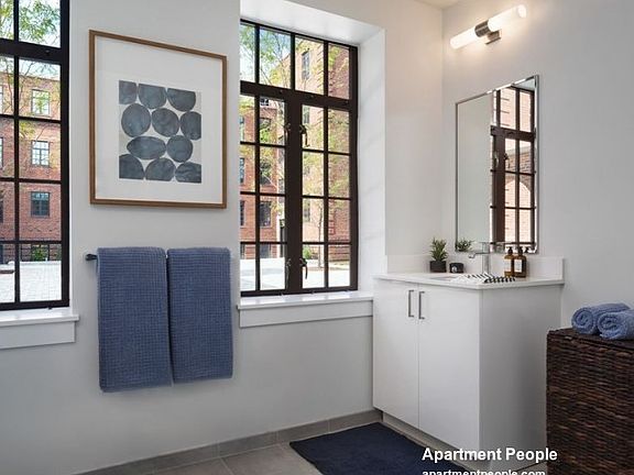 5th image of 2000 W Diversey Ave #2038302