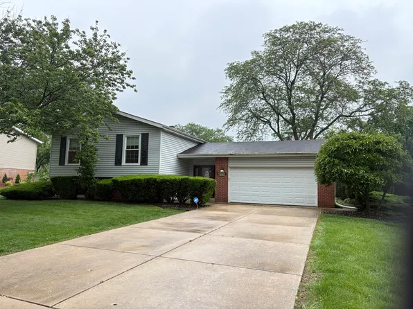 909 69th St, Darien, IL 60561