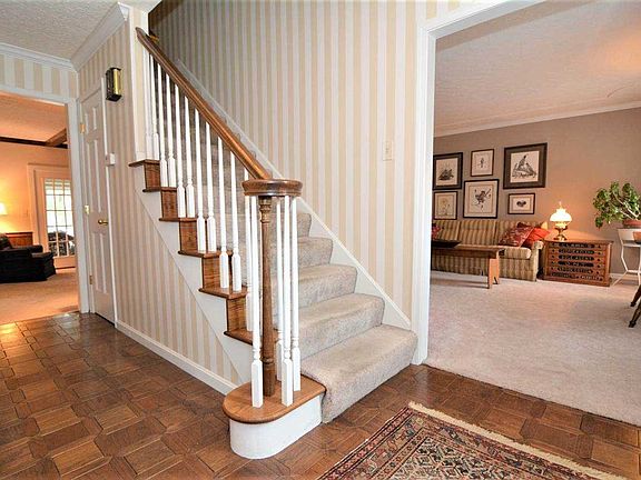 4th image of 425 Lant Ln