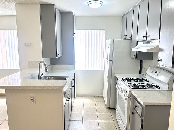 4th image of 4037 Winona Ave APT 3