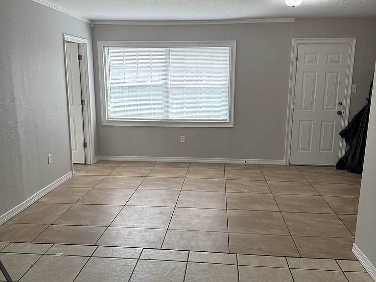 98 Russell Blvd — Photo 9