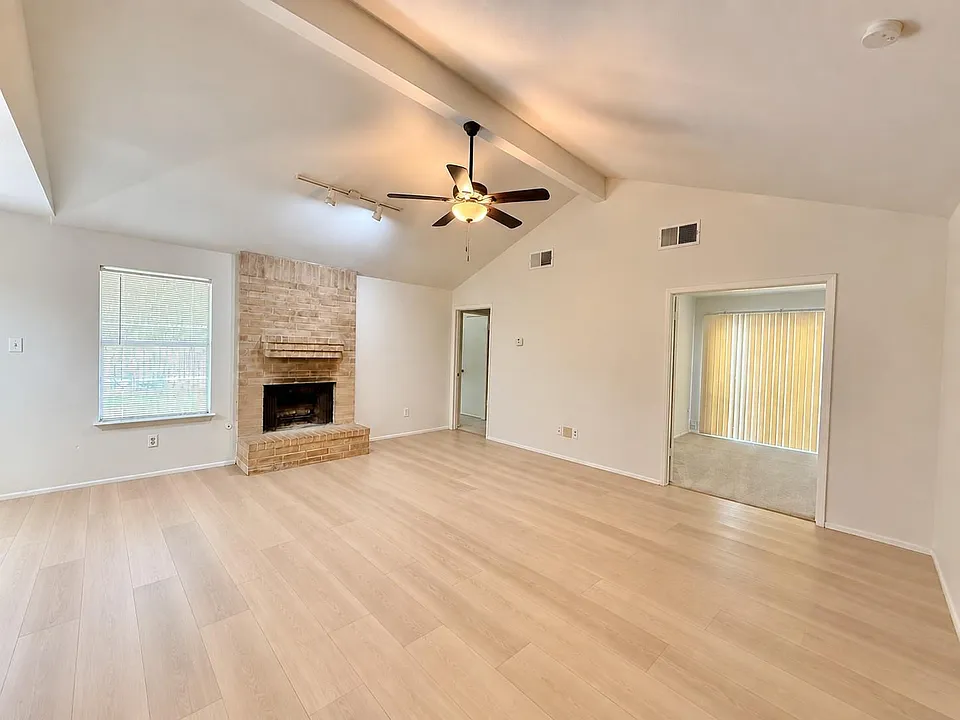 16 Rock Pine Ct