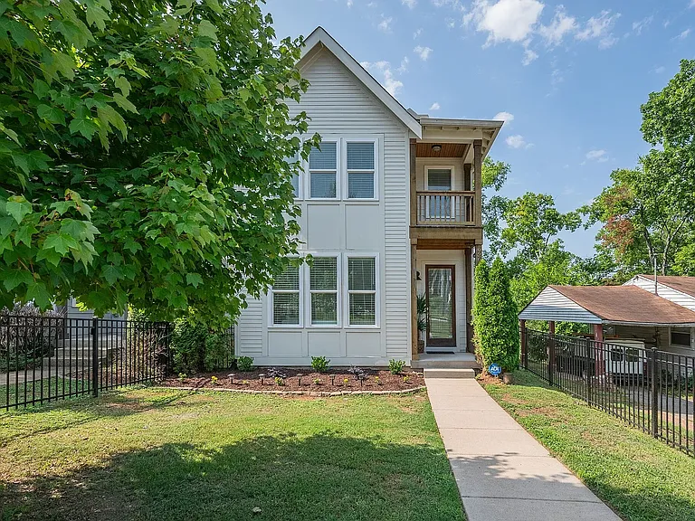 926 Thomas Ave — Photo 2