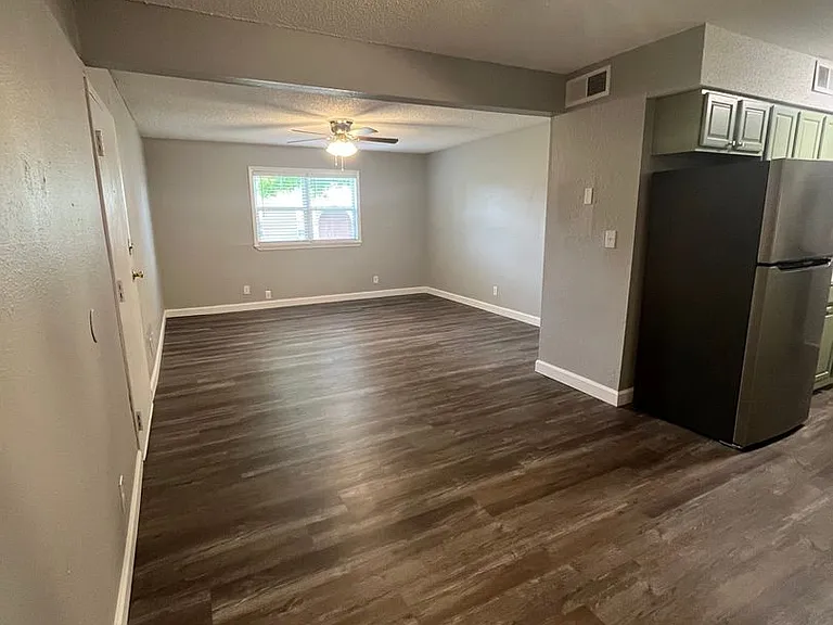 Crossroads Villa Apartments — Photo 47