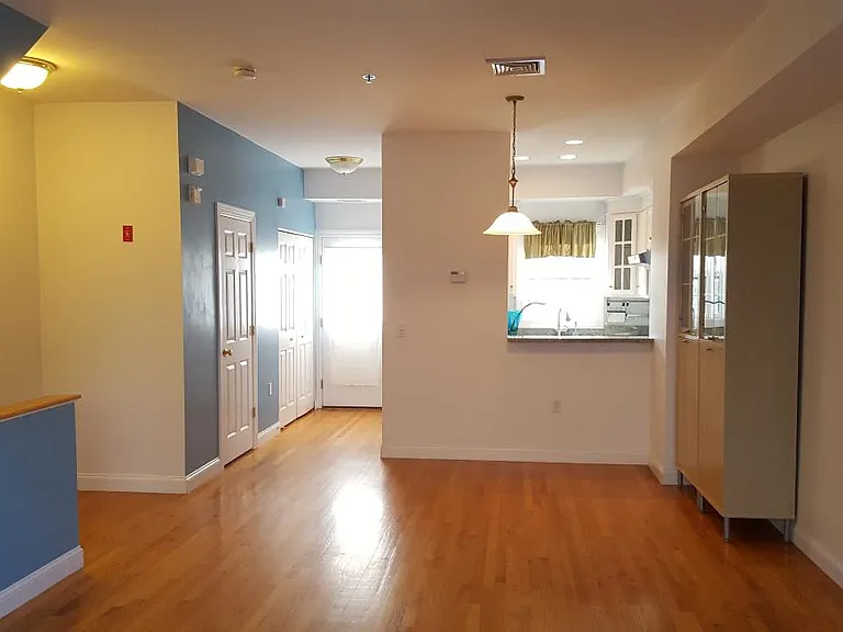 523 Hancock St — Photo 1