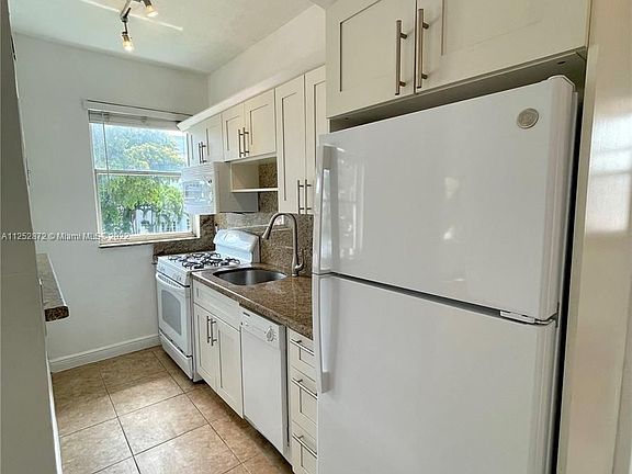 5th image of 1030 Jefferson Ave APT 6
