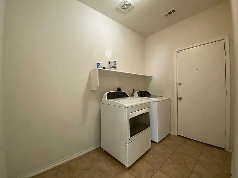 408 E Vega Ln — Photo 10