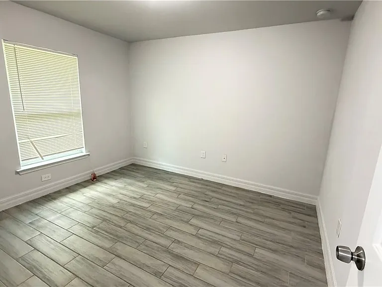 2413 Delta Ave N — Photo 6