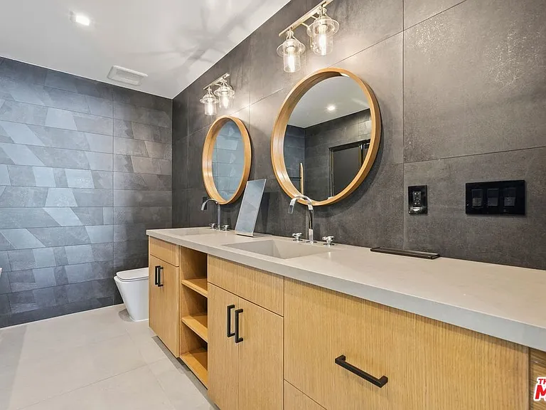 5735 Saloma Ave — Photo 14