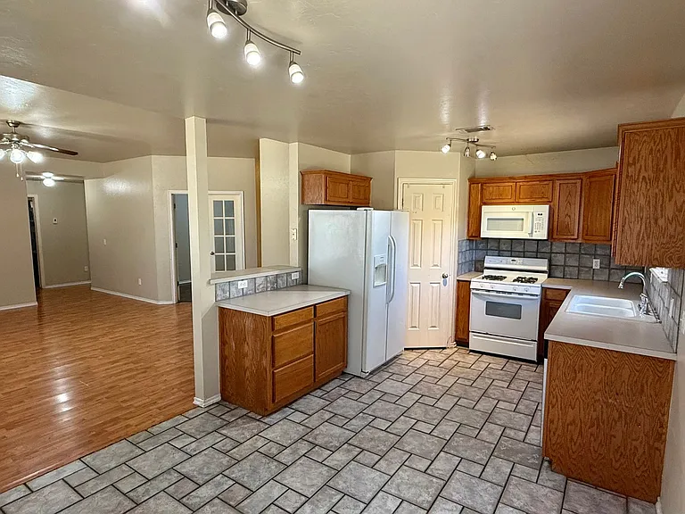 800 Blake Ct — Photo 3