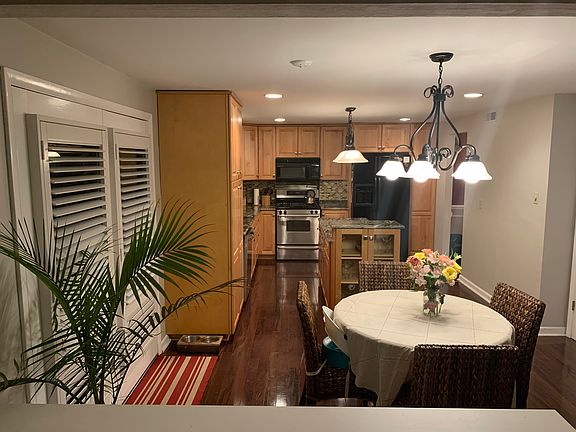 Kitchen w/ eat in bfast