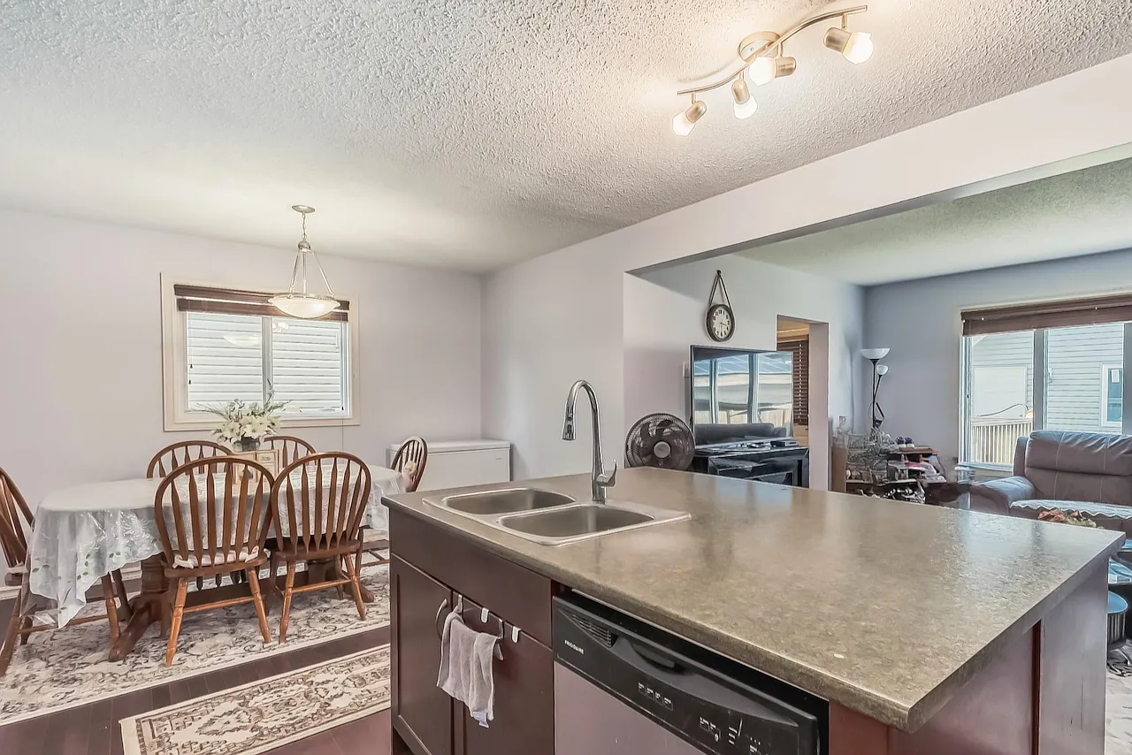 3 Bed 2.5 Bath Family Home SW Glenridding Edmonton For Rent — Photo 2