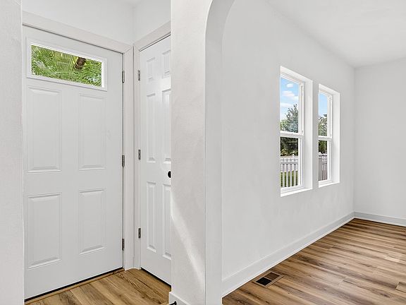 5th image of 2031 Ridge Ave