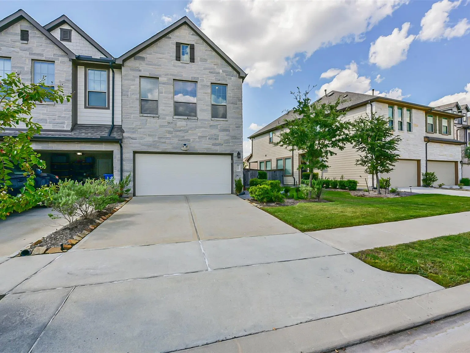 3 bed, 2.5 bath, 1960 sqft, $2,800 — Photo 2