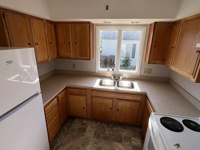 527 N Walnut St — Photo 7