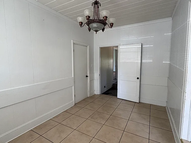 1003 E Washington St — Photo 5
