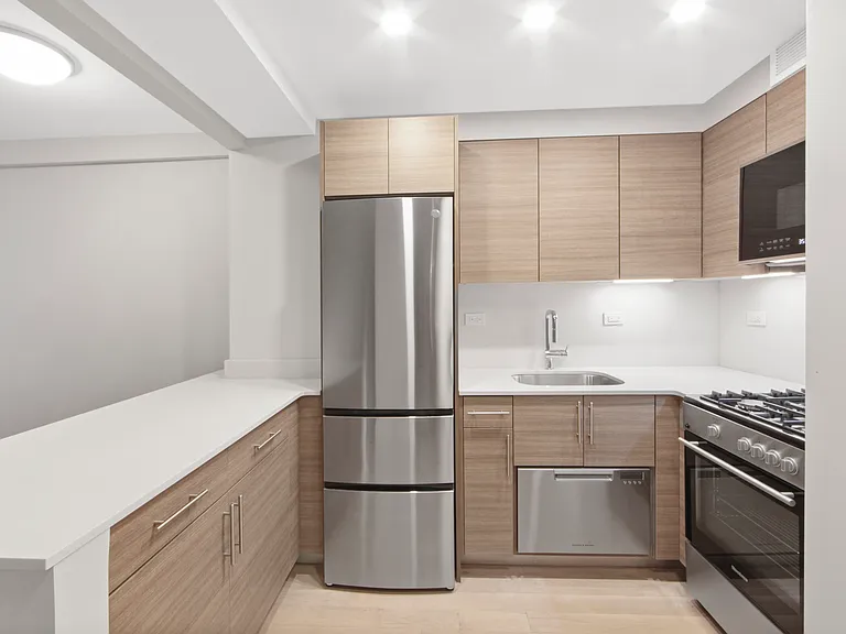 340 E 51st St #7G — Photo 5