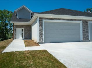 700 Ridge Dr, Smithville, MO 64089