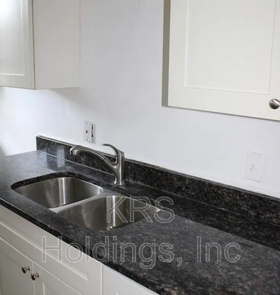 1821 Lasalle Ave — Photo 5
