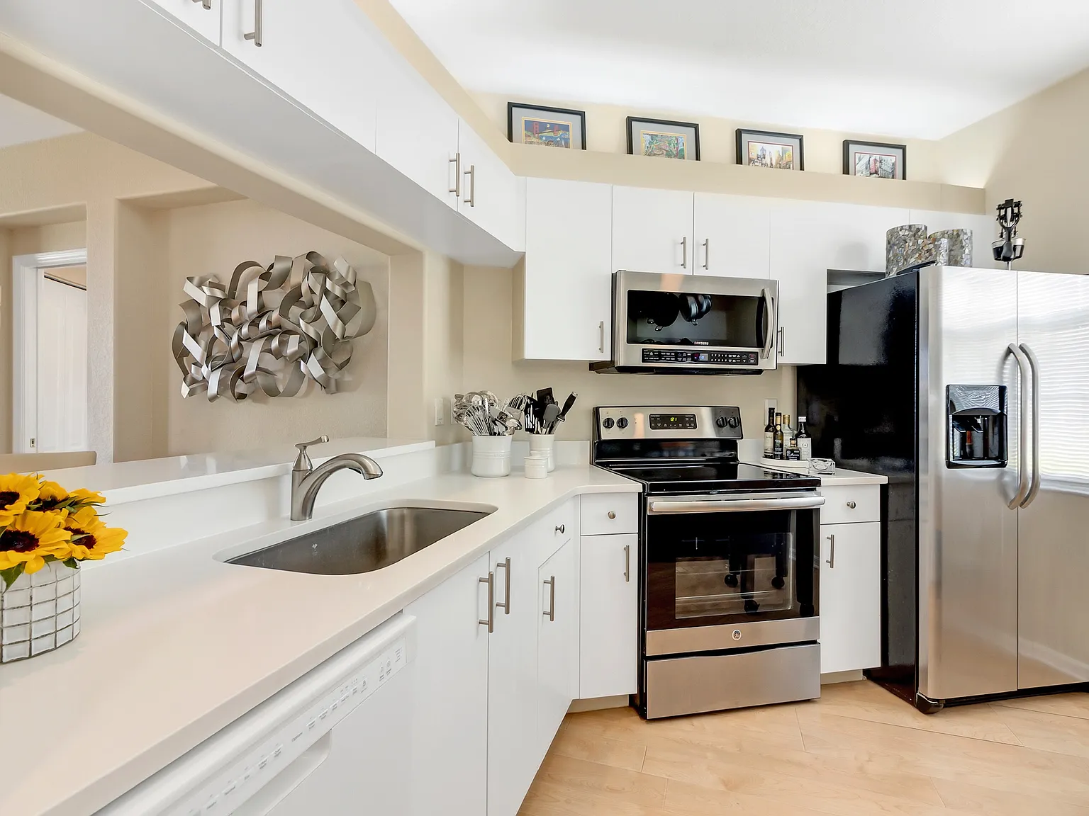 2 bed, 1054 sqft, $2,300 — Photo 2