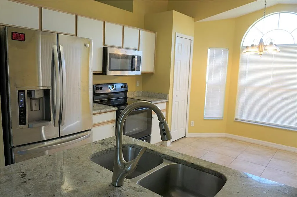 3 bed, 2.0 bath, 1099 sqft, $2,000 — Photo 4