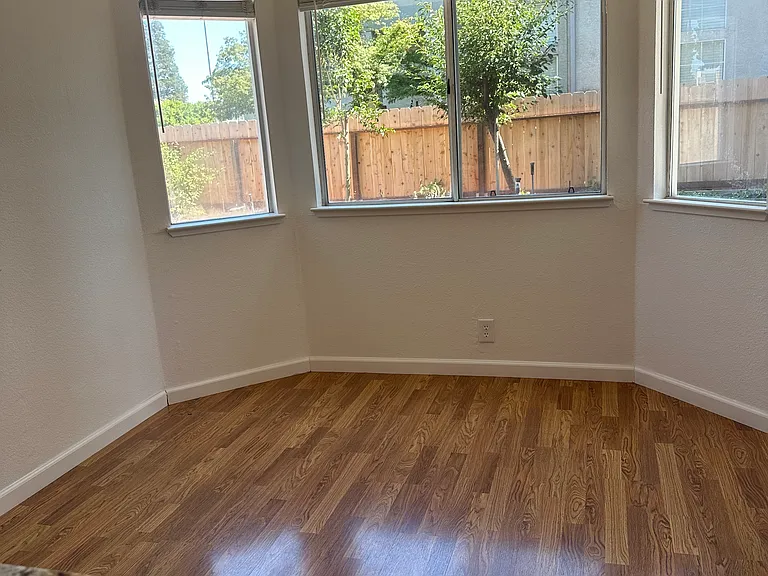 1672 Bailey Dr — Photo 2