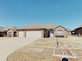 1809 NE 34th St, Moore, OK 73160