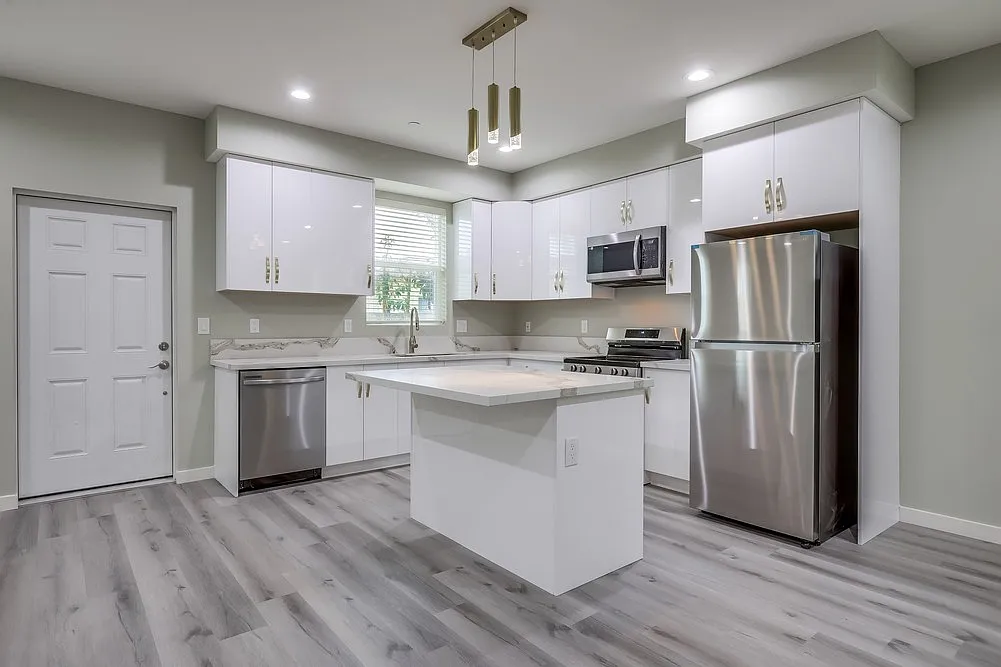 3 bed, 1900 sqft, $4,499 — Photo 3