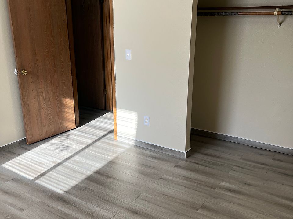 1st image of 437 Stratford Way #3